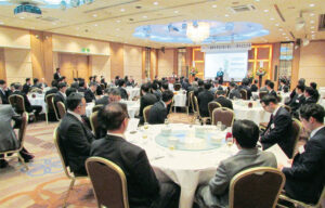 組合員、賛助会員、来賓ら約100名が出席。円内は左から一ノ瀬理事長、髙木委員長